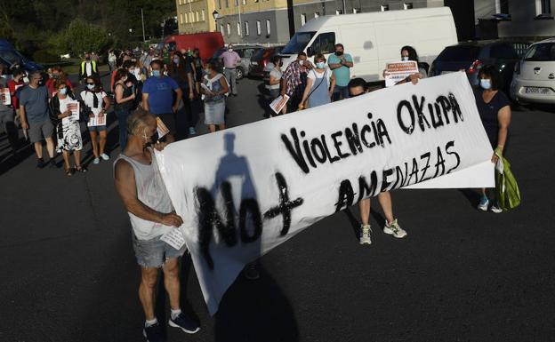 Protesta de vecinos en Arbuio por la ocupación ilegal de una vivienda.