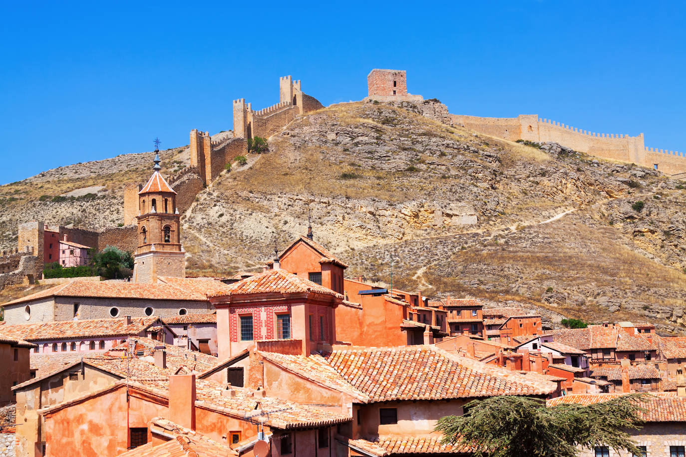 Albarracín (España): Ya en 2018 fue elegido como el pueblo más bello de España en una reñida competición porque hay muchos pueblos hermosos en toda España fuera de los caminos trillados. Antigua capital de un reino de taifas, Albarracín ha conservado todo su sabor islámico y medieval. Su casco antiguo está declarado Bien de Interés Cultural. Lo primero que sorprende al llegar a la villa de Albarracín es su imponente recinto fortificado, cuyo perímetro sobrepasa con creces la superficie del casco urbano.