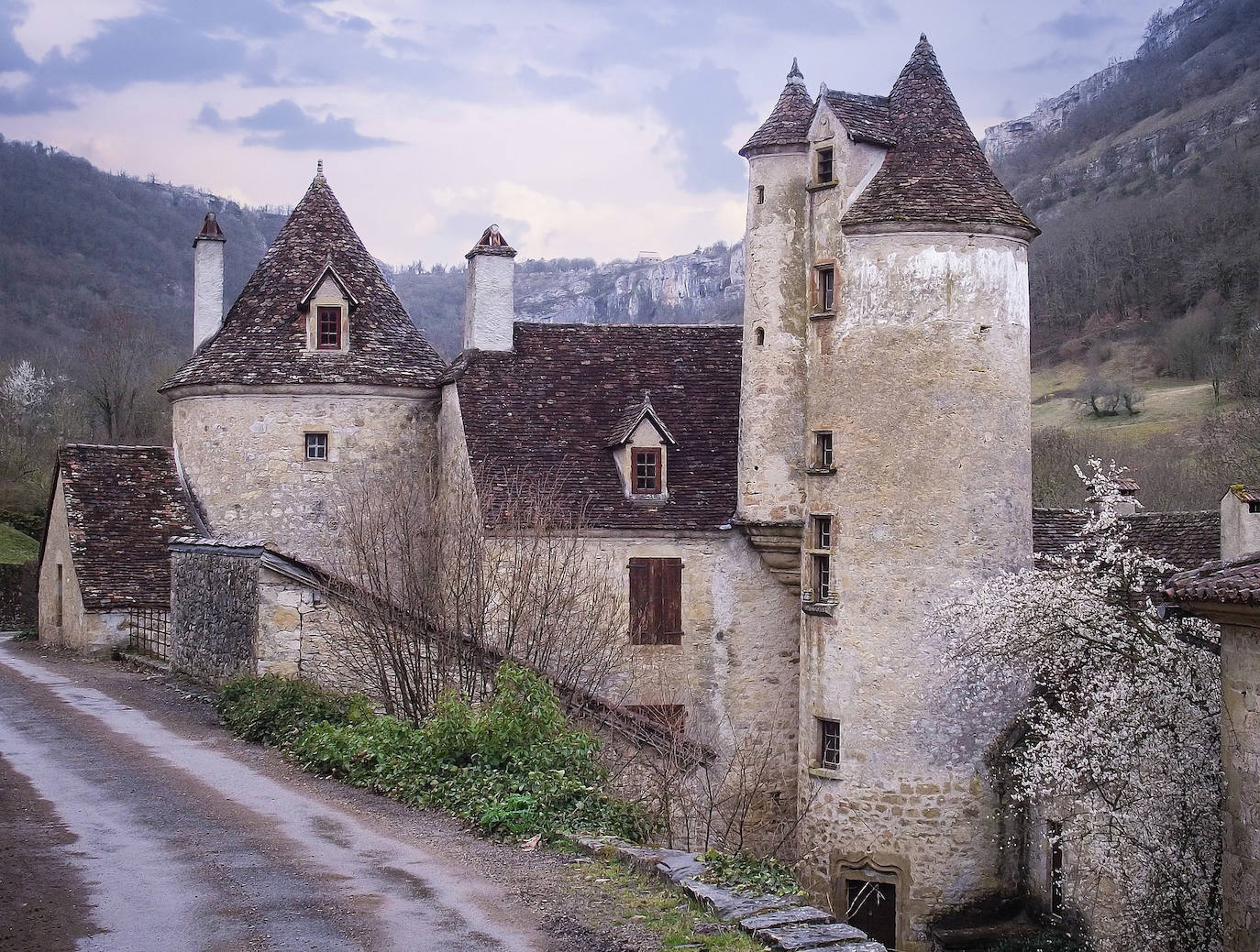 Autoire (Francia): Situado en Lot, cerca de la frontera con el departamento de Dordoña, forma parte de la selección de los "pueblos más bellos de Francia". Un lugar donde casi nada ha cambiado en 800 años, adornado con una colección de atractivas casas color miel de los siglos XVI y XVII, una bonita iglesia y una fuente central, todo con el telón de fondo de los espectaculares acantilados del Causse.