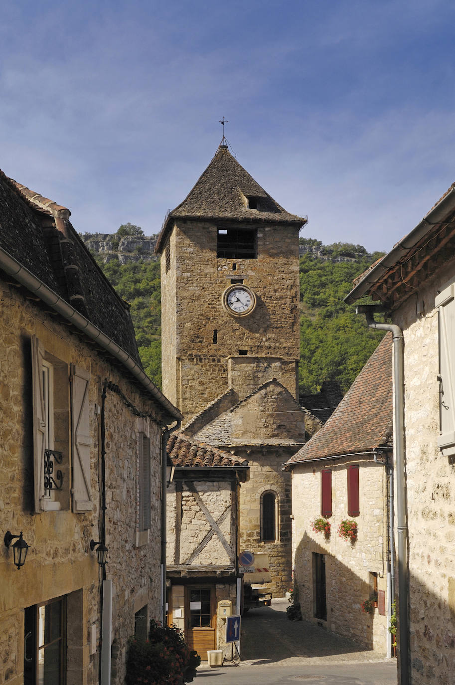 Autoire (Francia): Situado en Lot, cerca de la frontera con el departamento de Dordoña, forma parte de la selección de los "pueblos más bellos de Francia". Un lugar donde casi nada ha cambiado en 800 años, adornado con una colección de atractivas casas color miel de los siglos XVI y XVII, una bonita iglesia y una fuente central, todo con el telón de fondo de los espectaculares acantilados del Causse.