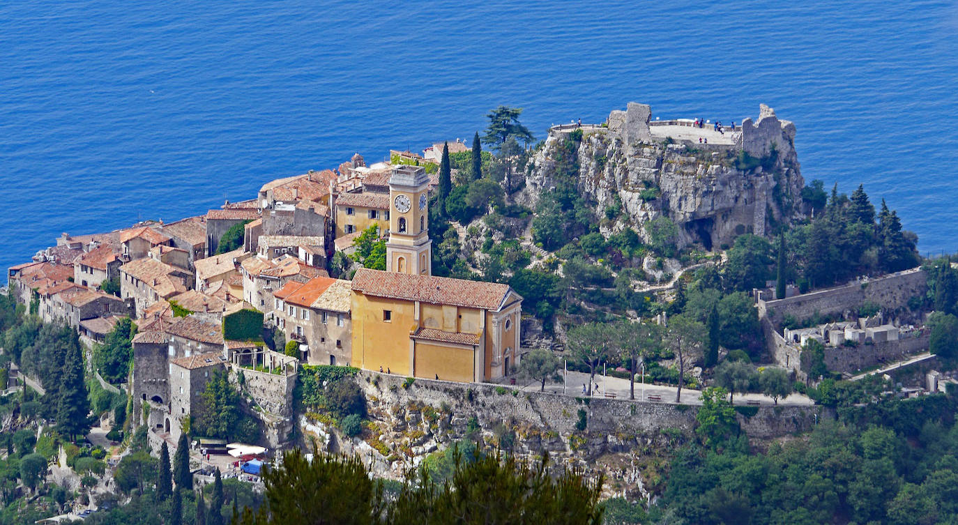 Eze (Francia): El antiguo pueblo de Eze, con sus fabulosas vistas de St Jean-Cap Ferrat, es una alternativa más tradicional al brillo y el glamour de las ciudades turísticas de la Costa Azul. Encaramado en una roca a más de 400 metros sobre el nivel del mar, el mayor interés del pueblo son las ruinas de un castillo del siglo XII, sus calles laberínticas y la hermosa vista de las villas que conducen colina abajo hacia el Mediterráneo.