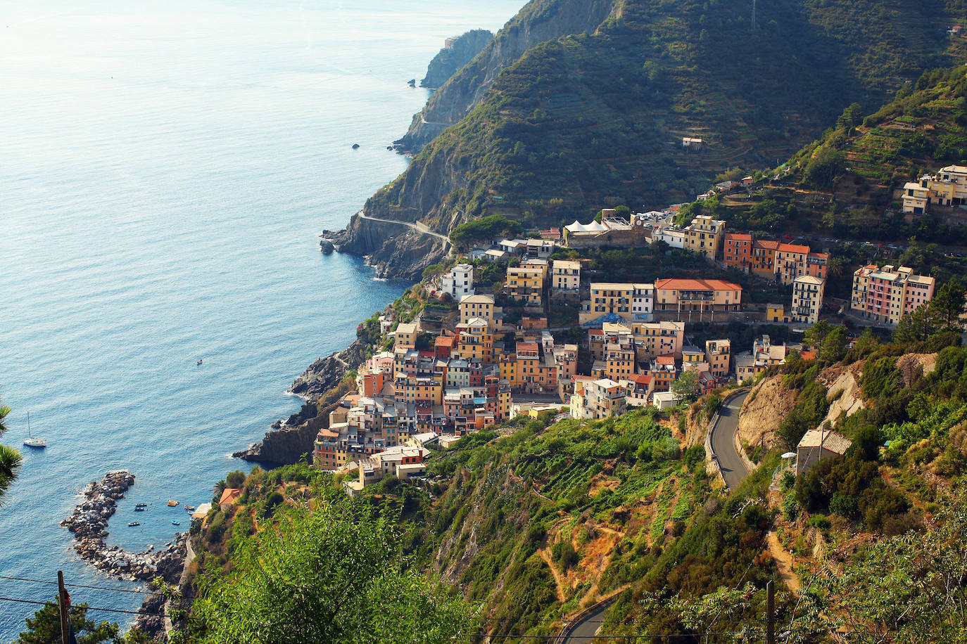 Manarola (Italia): Es uno de los pueblos peatonales más famosas de la región de Cinque Terre, llena de una variedad de vibrantes casas de todos los colores del arco iris talladas en un impenetrable muro de piedra a lo largo de la costa mediterránea. Este encantador pueblo de pescadores es famoso por su fabuloso vino, particularmente Sciacchetra, y las pinturas de Antonio Discovolors, un artista que se enamoró de Manarola y dedicó gran parte de sus obras posteriores a la región.