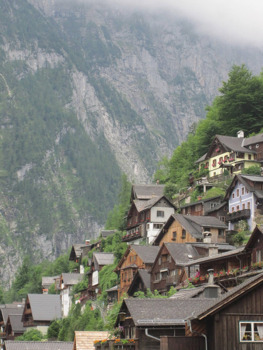 Mittenwald (Alemania): Al estilo bávaro tradicional, tiene casas magníficamente decoradas, fachadas pintadas y remates en punta de las fachadas tallados con adornos. Los edificios pintados son excepcionalmente bonitos, de los que Goethe dijo que eran como un libro de imágenes que cobran vida. Hay quien dice que es el pueblo más bello de los Alpes Bávaros, que ejerce de impresionante telón de fondo. El pueblo es famoso por sus artesanos que construyen violines y uno de ellos, gigantesco, preside una de sus plazas.