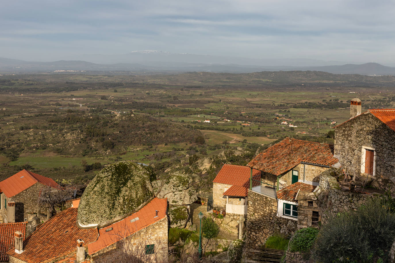 Monsanto (Portugal): Todo el pueblo de Monsanto está construido sobre rocas, con casas a menudo excavadas en la ladera de la montaña. Las calles que se retuercen entre las rocas están bordeadas de edificios de techos rojos que apenas han cambiado desde que se creó el pueblo en el siglo XII. La ciudad se enorgullece de su distinción como la ciudad más portuguesa de Portugal, un honor que se le otorgó en 1938.