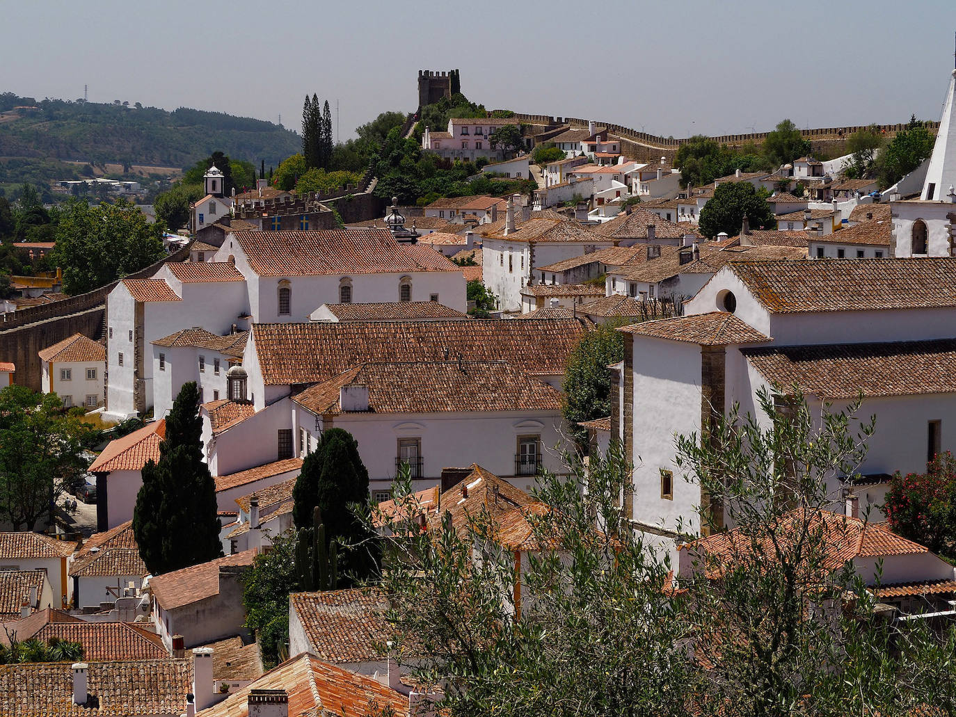 Obidos (Portugal): Algunos dicen que es el pueblo más bonito de Portugal. Es una antigua ciudad fortificada próxima a Lisboa. En el siglo XIII, la reina Isabel de Portugal estaba tan enamorada del pueblo de Obidos que su marido, el rey Denis I, se lo regaló. Hoy en día, su colección de arquitectura medieval perfectamente conservada asegura su estatus como un destino turístico popular. Imprescindible tomar un chupito de la célebre ginjinha de Óbidos, un licor de guindas muy típico en todo el país.