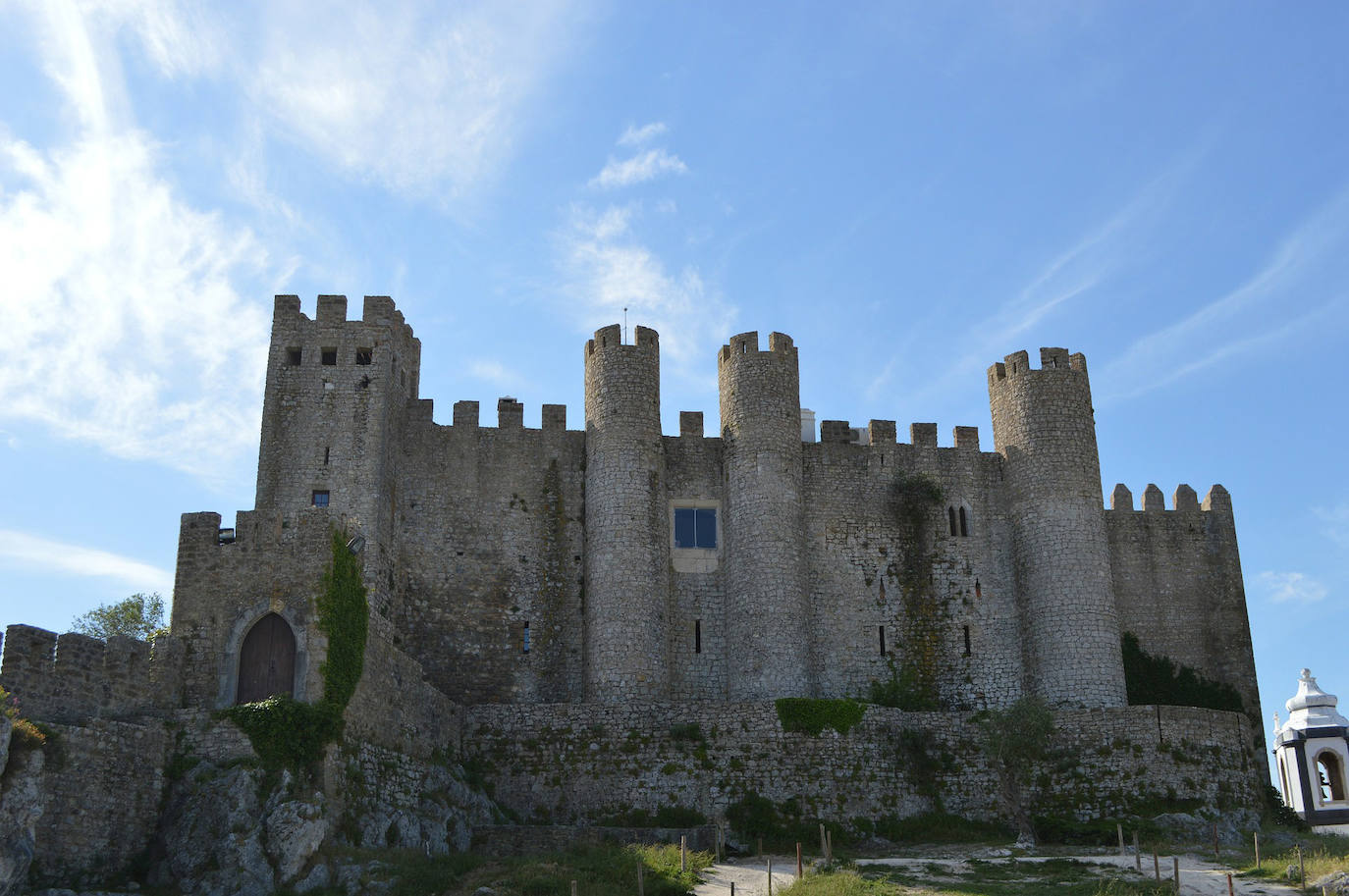 Obidos (Portugal): Algunos dicen que es el pueblo más bonito de Portugal. Es una antigua ciudad fortificada próxima a Lisboa. En el siglo XIII, la reina Isabel de Portugal estaba tan enamorada del pueblo de Obidos que su marido, el rey Denis I, se lo regaló. Hoy en día, su colección de arquitectura medieval perfectamente conservada asegura su estatus como un destino turístico popular. Imprescindible tomar un chupito de la célebre ginjinha de Óbidos, un licor de guindas muy típico en todo el país.