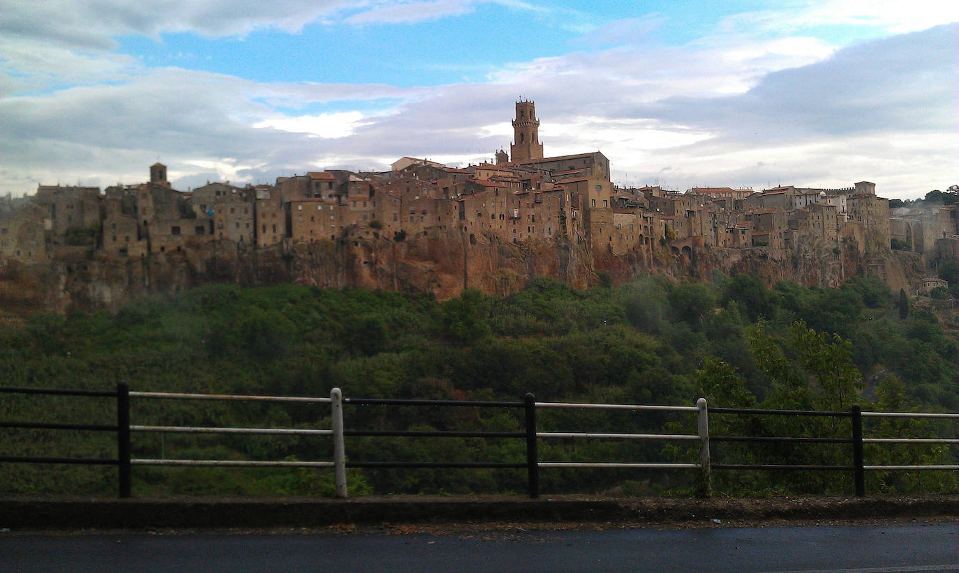 Pitigliano (Italia): Rodeado de bosques y las legendarias colinas de la Toscana se encuentra Pitigliano, una antigua pequeña ciudad construida sobre escarpados acantilados. La ciudad, que data de 1061, está llena de tumbas etruscas, que los lugareños usan para almacenar vino y que están conectadas por una red de cuevas y túneles. Una fortaleza extraordinaria y empinada rodea la comuna, lo que asegura su estatus como una de las ciudades más inusuales y fotogénicas de la zona.