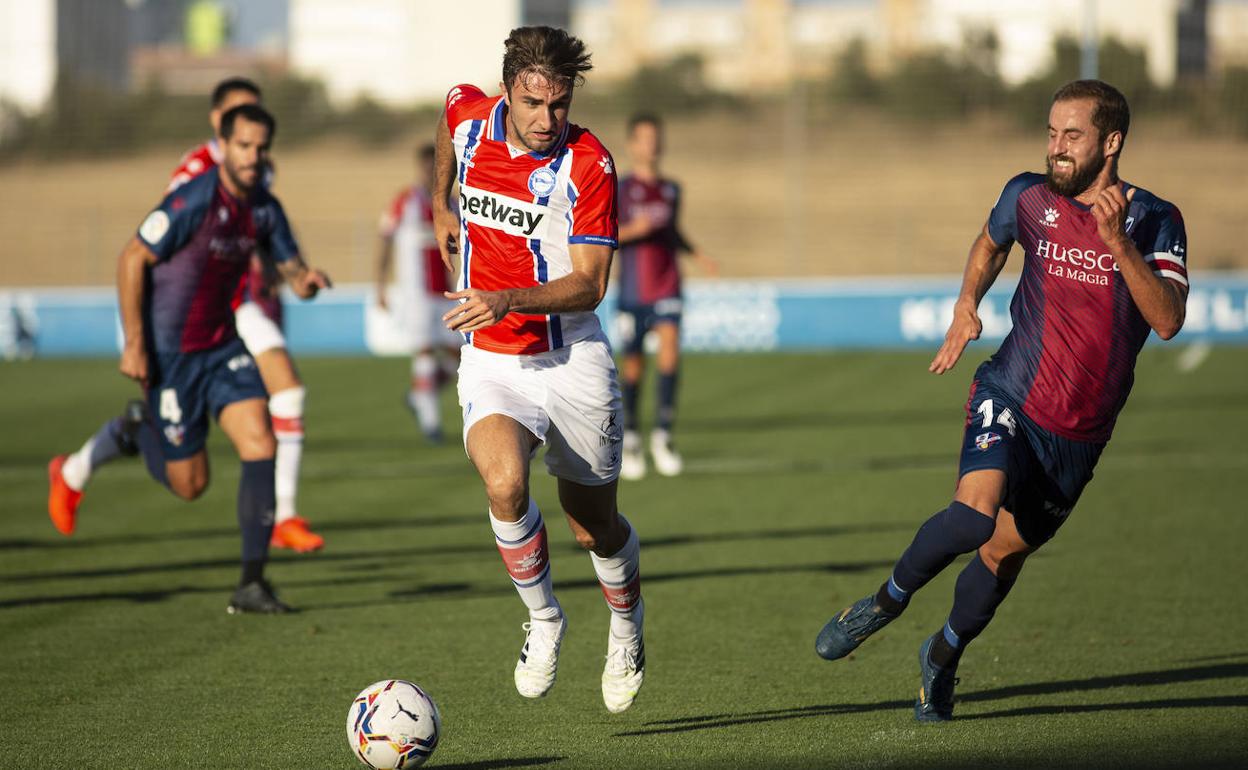 Sergi García, centrocampista fichado para el filial pero ayer titular, conduce el balón ante la presencia del visitante Pulido. 