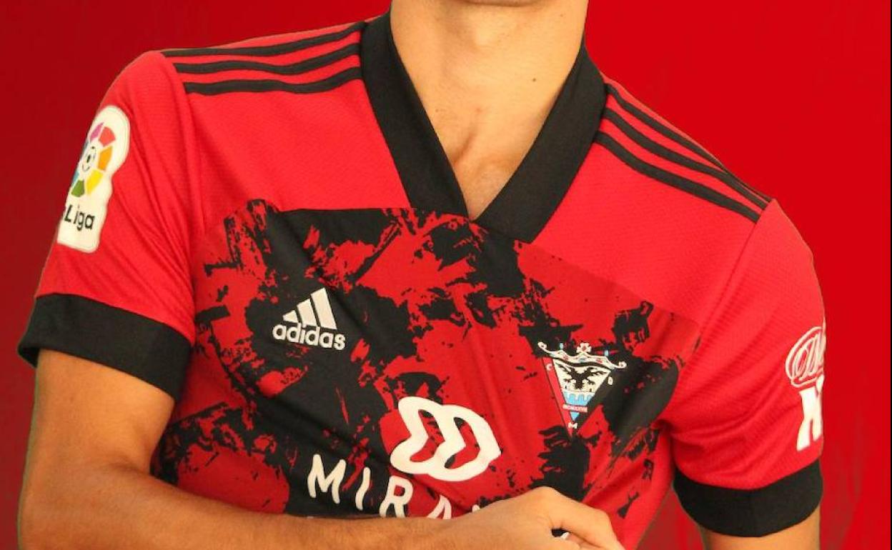 La primera camiseta del equipo, con la novedad de los brotes negros en la parte frontal, para la próxima temporada.