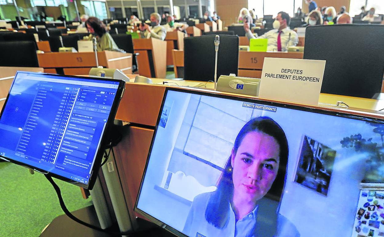 La líder opositora bielorrusa, Svetlana Tijanóvskaya, durante su intervención de ayer por videoconferencia ante la Eurocámara. 