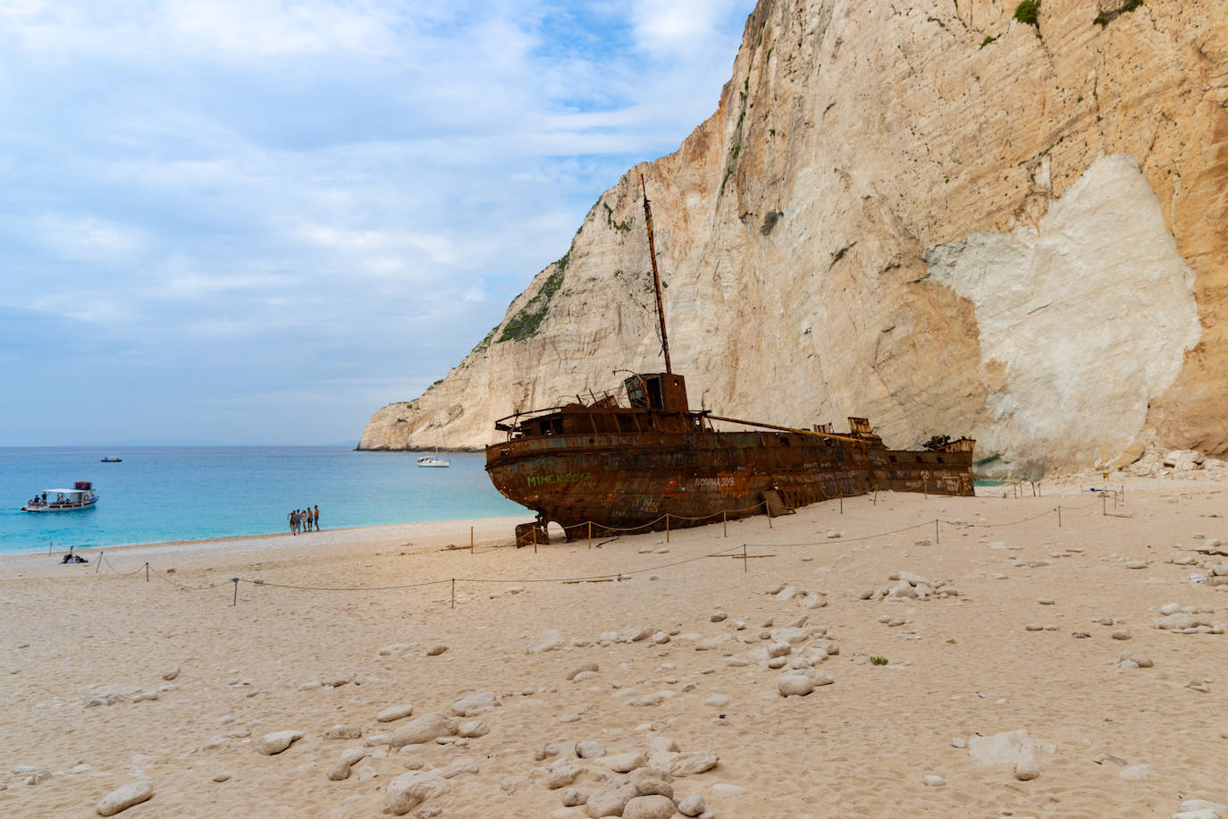 1- Panagiotis | La playa Navagio (Zakynthos, Grecia) cuenta con acantilados de vértigo, aguas cristalinas y una preciosa arena blanca sobre la que hay encallado un barco. 