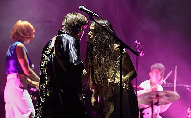 Los hermanos Josu y Lore Billelabeitia, a la guitarra y al bajo. Al fondo, Cris Lizarraga al teclado y Lander Zalakain a la batería.