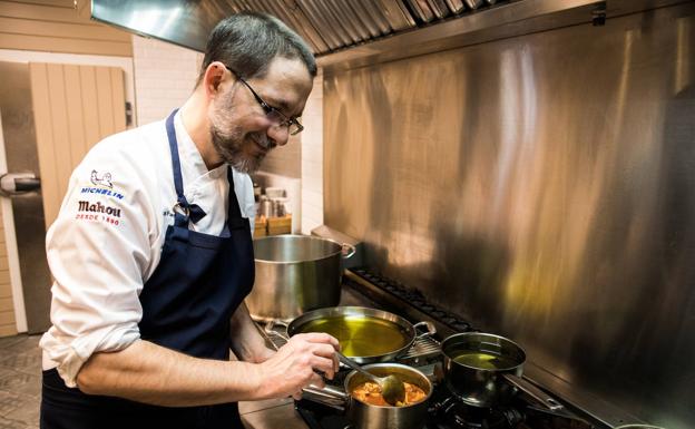 Paul Ibarra cocina callos en la cocina de Los Fueros.