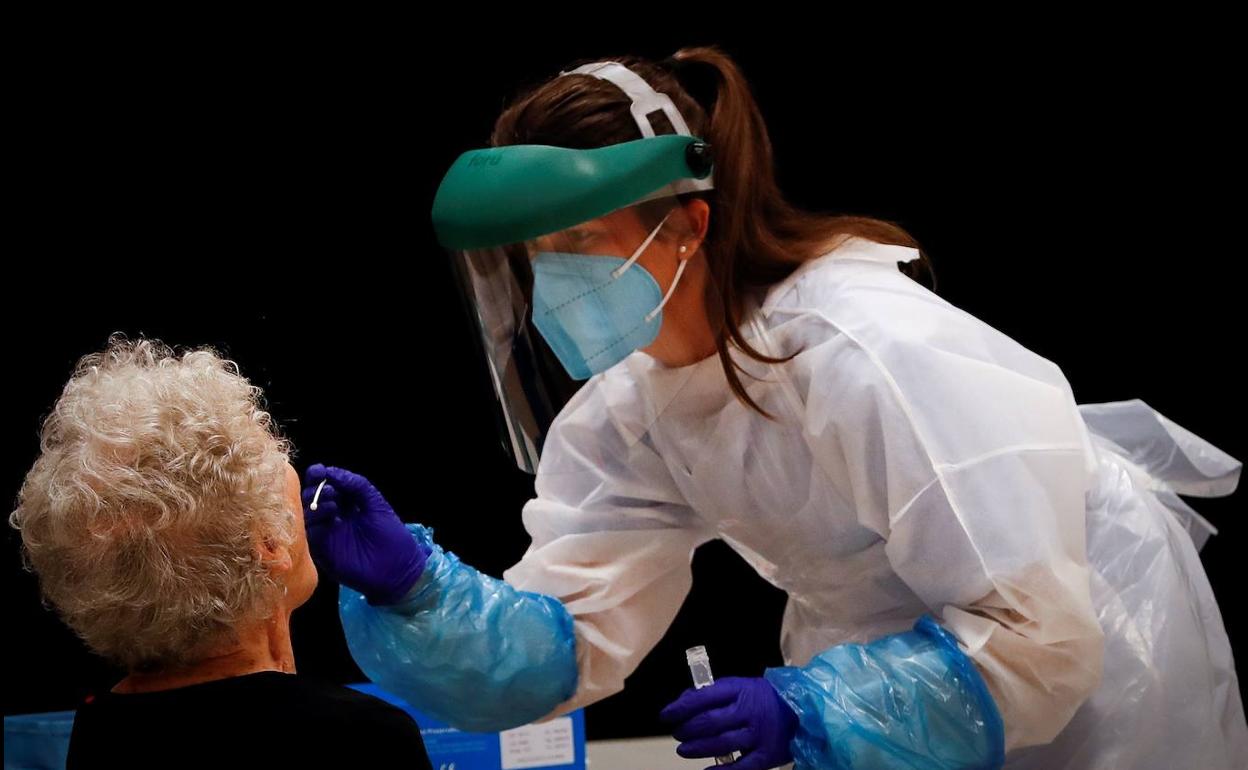 Un «error técnico» en las PCR provoca una avalancha de falsos positivos en Sestao