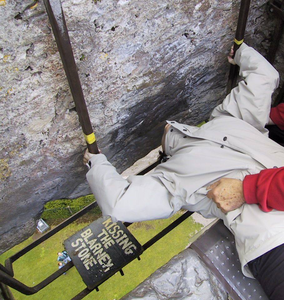 A su llegada son muchos los turistas que deciden acercarse a la llamada piedra de la elocuencia o de Blarney, situada en la torre del castillo desde 1446. Se dice que quien la besa por la parte de abajo recibirá grandes dosis de sabiduría y suerte en la vida.