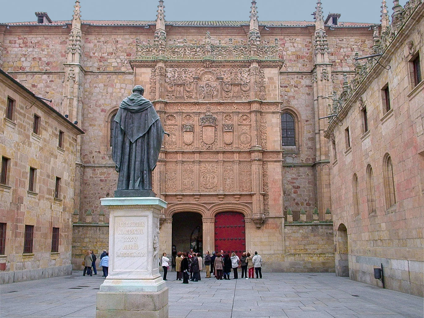 12.- Universidad de Salamanca | Cuando el viajero llega a la Universidad de Salamanca y se para frente a su fachada, es tradición mirarla atentamente con el fin de localizar con la vista una rana (obra del siglo XVI) labrada en piedra aposentada sobre un cráneo.