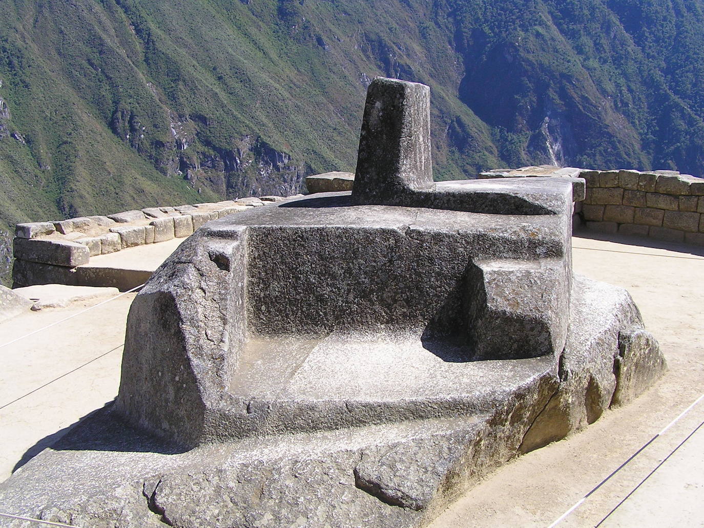 El monolito tallado, ubicado en la cima, no se puede tocar pero se dice que solo con acercarse a él se pueden notar las buenas vibraciones.