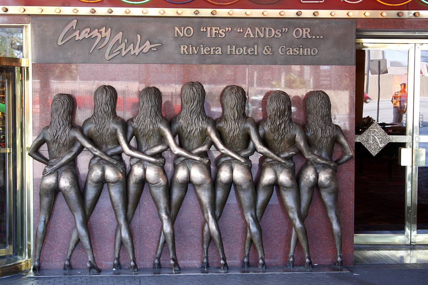 3.- Crazy Girls (Las Vegas, EE.UU.) | En Las Vegas la suerte llega en forma de mujer. Se trata de la escultura de siete mujeres, esculpidas en bronce y a la entrada del hotel Riviera, de las que se dice que si les agarras el trasero te darán buena suerte en el juego.