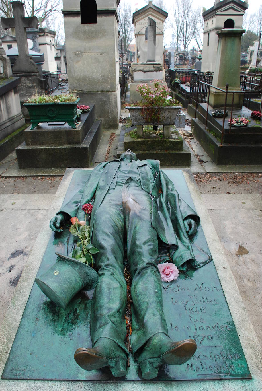 6.- Tumba de Victor Noir (Cementerio Pére Lachaise, París) | Cuenta la leyenda que tocar la entrepierna de la escultura del periodista francés Victor Noir que descansa sobre su tumba en el cementerio Pére Lachaise atrae a la fertilidad.