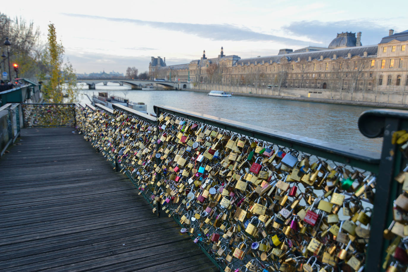 7- Puente de las Artes (París, Francia) | Junto con la Torre Eiffel y la catedral de Notre Dame es uno de los lugares más visitados. Quien quiera encontrar el amor o que le dure deberá colocar un candado sobre el puente y tirar la llave al río.