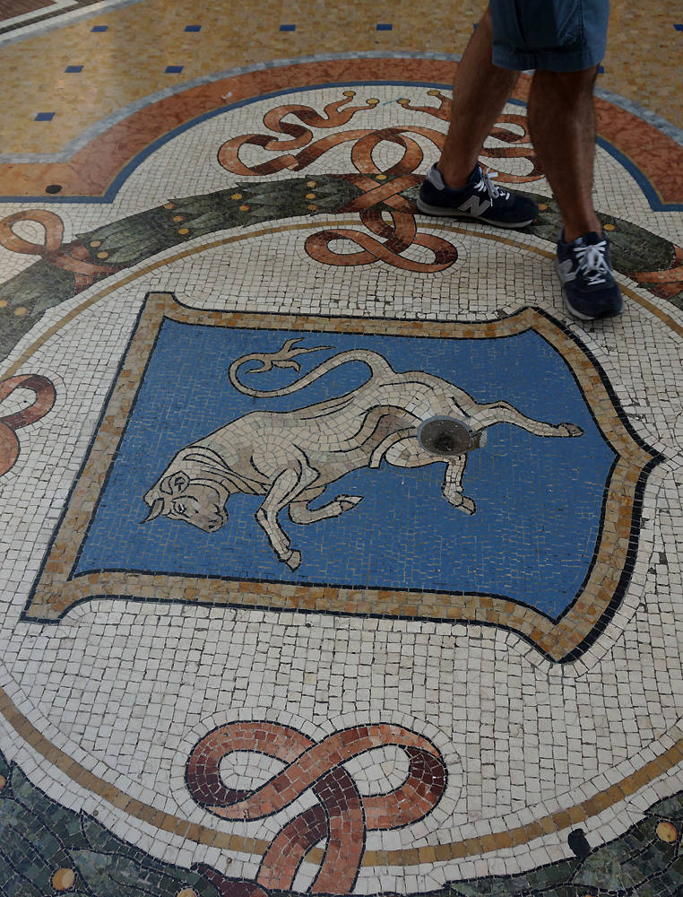 9.- El Toro de Turín (Milán) | En la Galleria Vittorio Emmanuelle de Milán hay, en el suelo, un mosaico con el dibujo de un toro. La tradición cuenta que se debe pisar con el tacón o el talón del zapato los genitales del toro y dar tres vueltas sobre si mismo sin apartarlo. Mientras se dan las tres vueltas hay que pensar un deseo sin decírselo a nadie. Dicen que se cumplirá.