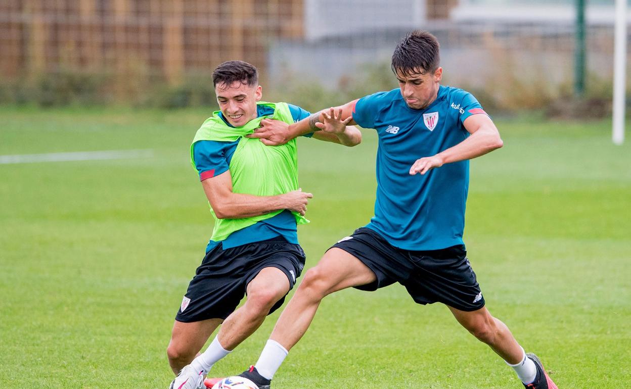 Oier Zarraga (izquierda) y Beñat Prados, convocados para Logroño, en Lezama,