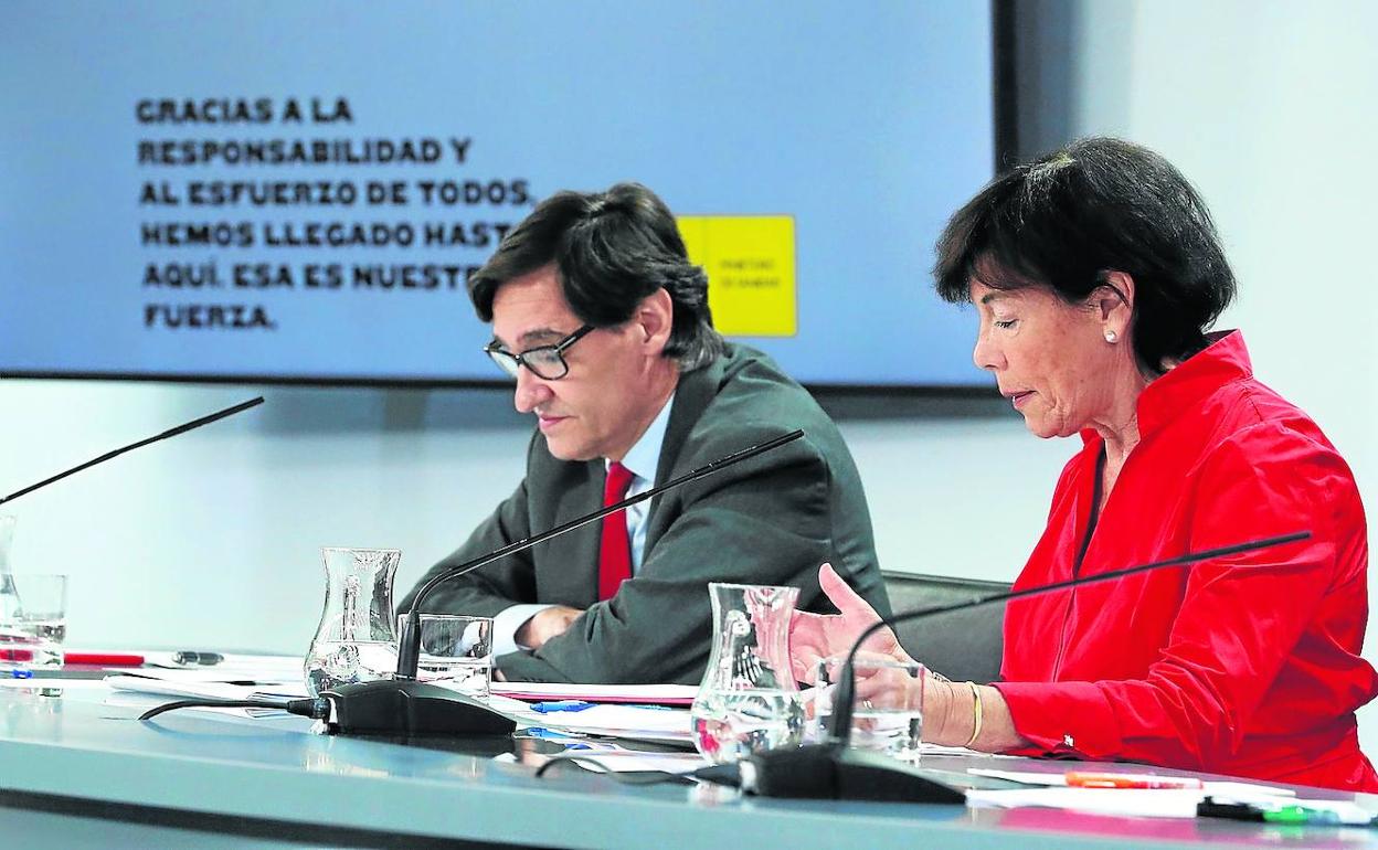 Los ministros de Sanidad, Salvador Illa, y de Educación, Isabel Celaá, durante la presentación, ayer, del documento para el inicio del curso. 