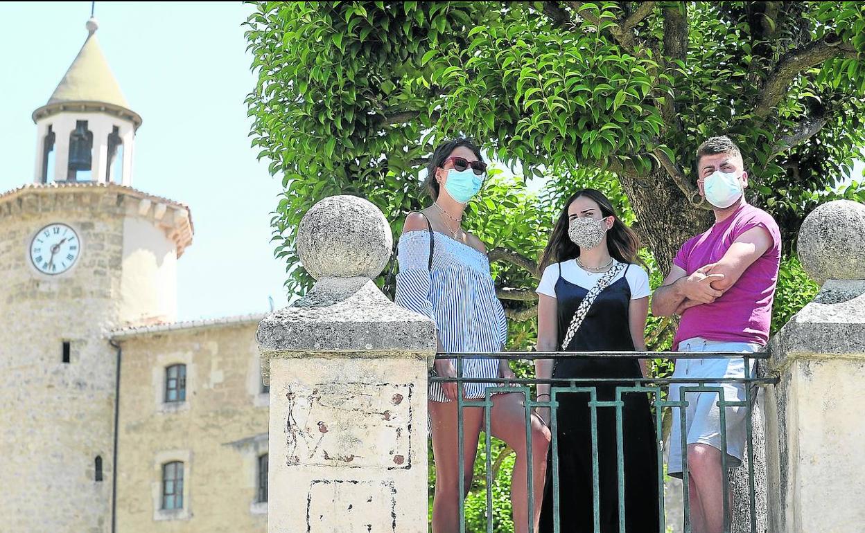 De Poza a Oña. Marina (en el centro) con su amiga Lara Movilla y Maurizio, frente al monasterio. 