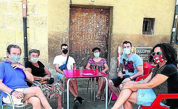 Hora del vermú. José Ignacio, Marisa Zaldívar (su mujer), Javi, Carolina, Carlos Benavides y Helena. 