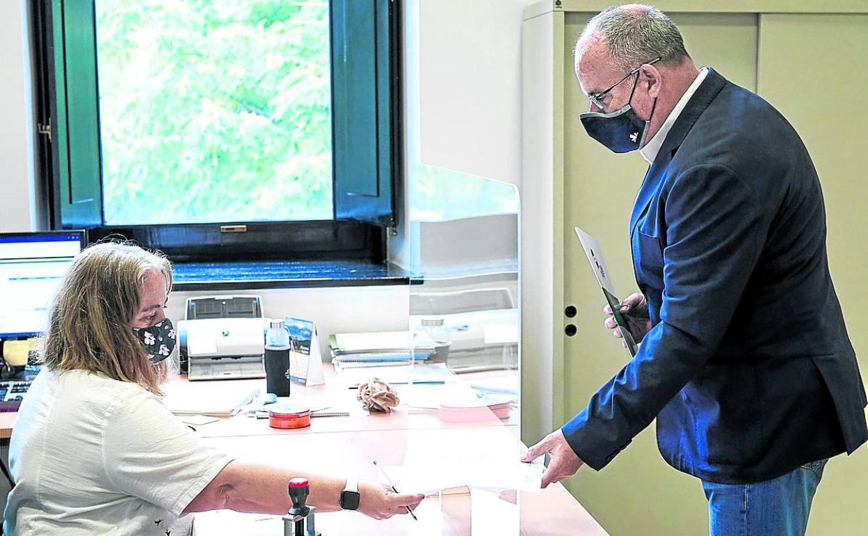 Joseba Egibar, durante el registro ayer de la candidatura de Iñigo Urkullu.