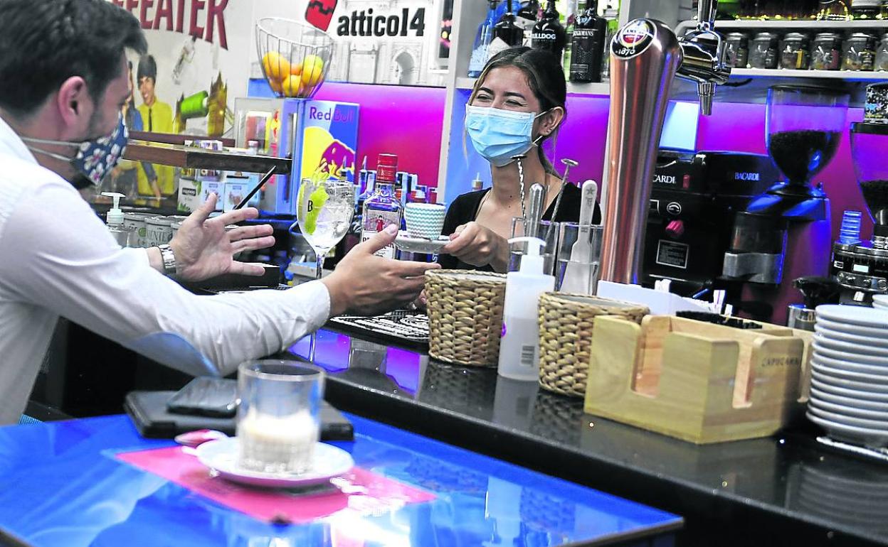 El pub Attico 14 de Alameda Mazarredo de Bilbao ha comenzado a abrir por las mañanas. 