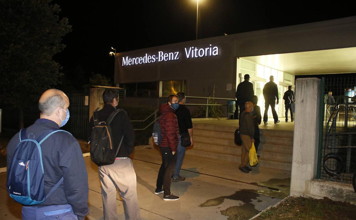 Trabajadores del primer turno de Mercedes hacen fila para acceder a la planta en la mañana de este lunes. 