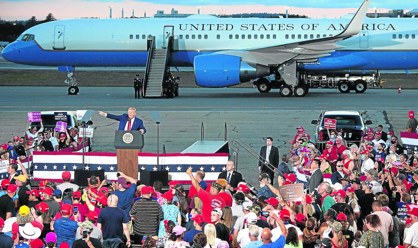 El presidente de EE UU, Donald Trump, se dirige a sus partidarios en un mitin de campaña el viernes en el Aeropuerto Regional de Mánchester-Boston, en New Hampshire. 