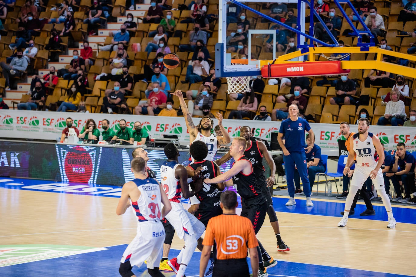 Fotos: Las mejores imágenes del Baskonia - Bilbao Basket de la Euskal Kopa