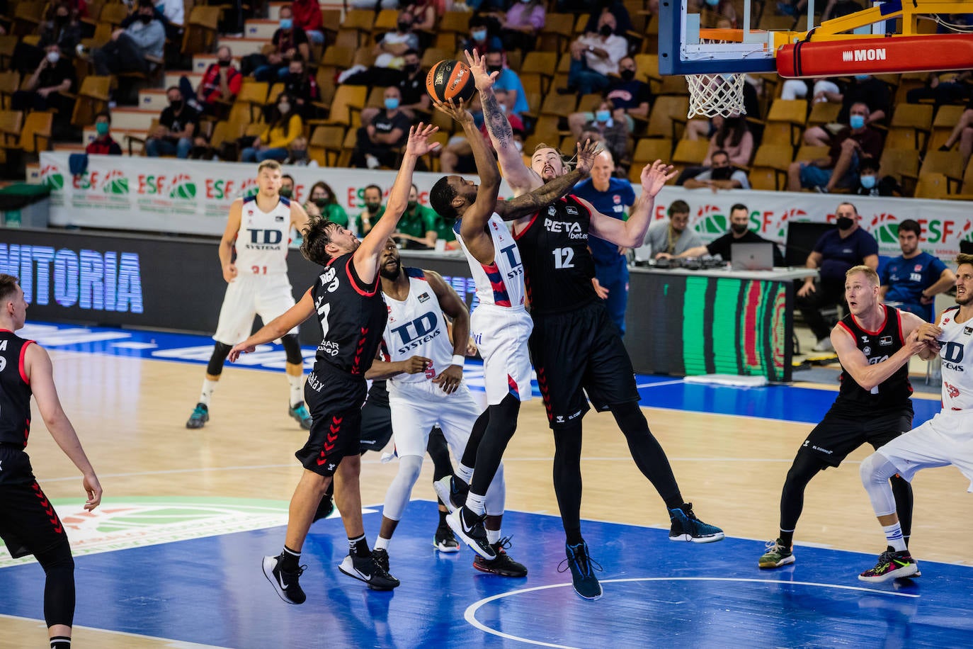 Fotos: Las mejores imágenes del Baskonia - Bilbao Basket de la Euskal Kopa