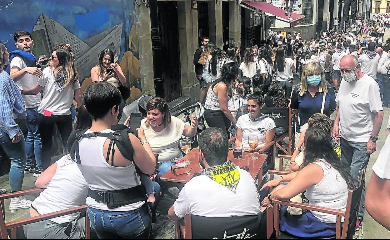 Imagen del 1 de julio de la calle Coscojales de Portugalete durante la festividad de la Virgen de la Guía. 