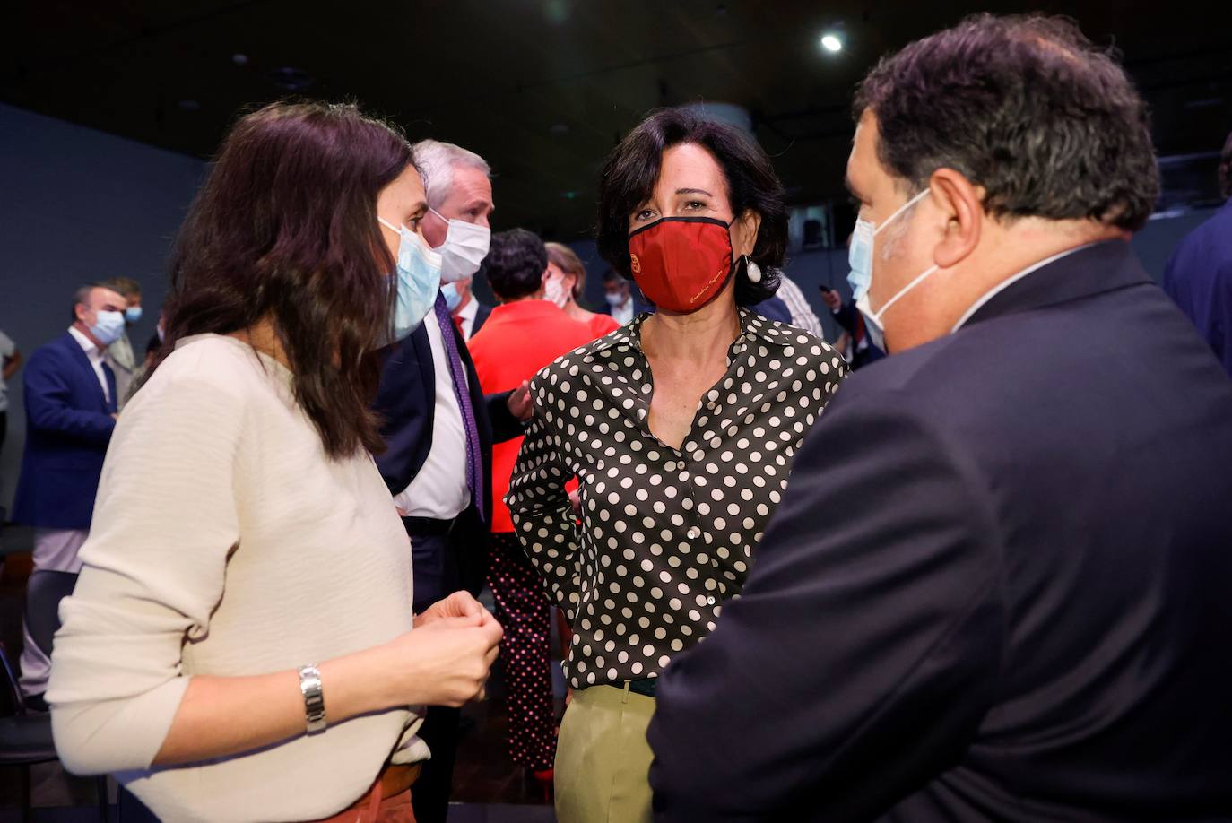 La presidenta del Banco Santander, Ana Patricia Botín y la ministra de Igualdad, Irene Montero, antes de la conferencia del presidente del Gobierno, Pedro Sánchez 