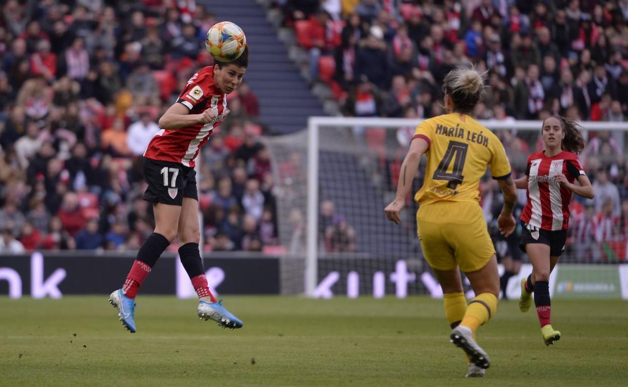 Lucía García cabeceando un balón un balón en San Mamés en la visita del Barça el curso pasado. 