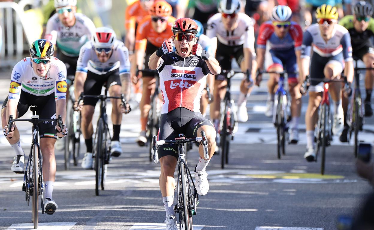Caleb Ewan gana en la meta de Sisteron la tercera etapa del Tour. 