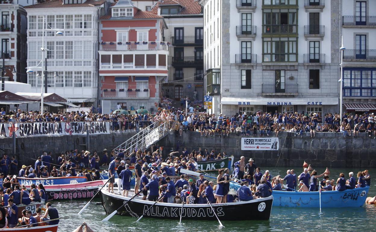 Ambiente en una anterior edición del Dia de los Gansos de Lekeitio.