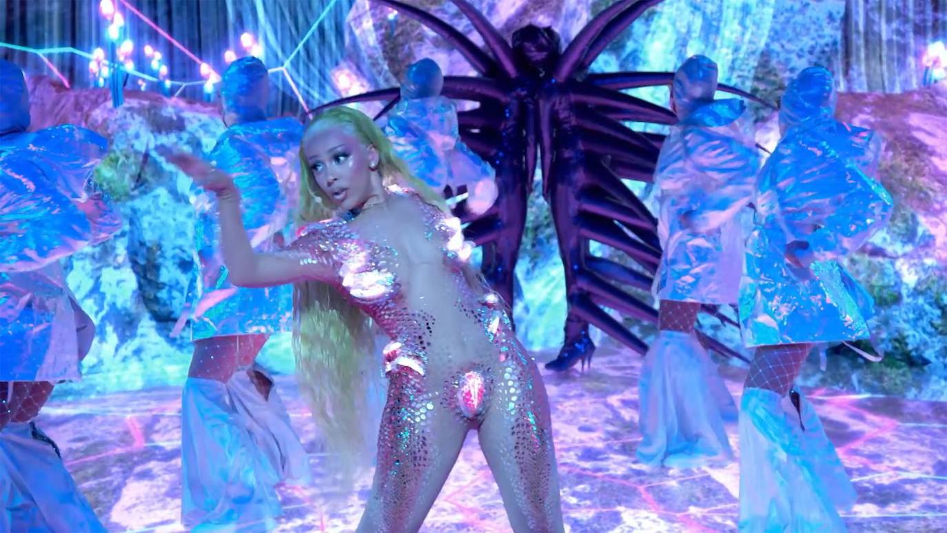 Doja Cat durante su actuación en la ceremonia de entrega de los MTV Video Music Awards (VMA) 2020, en Nueva York (EE.UU) 