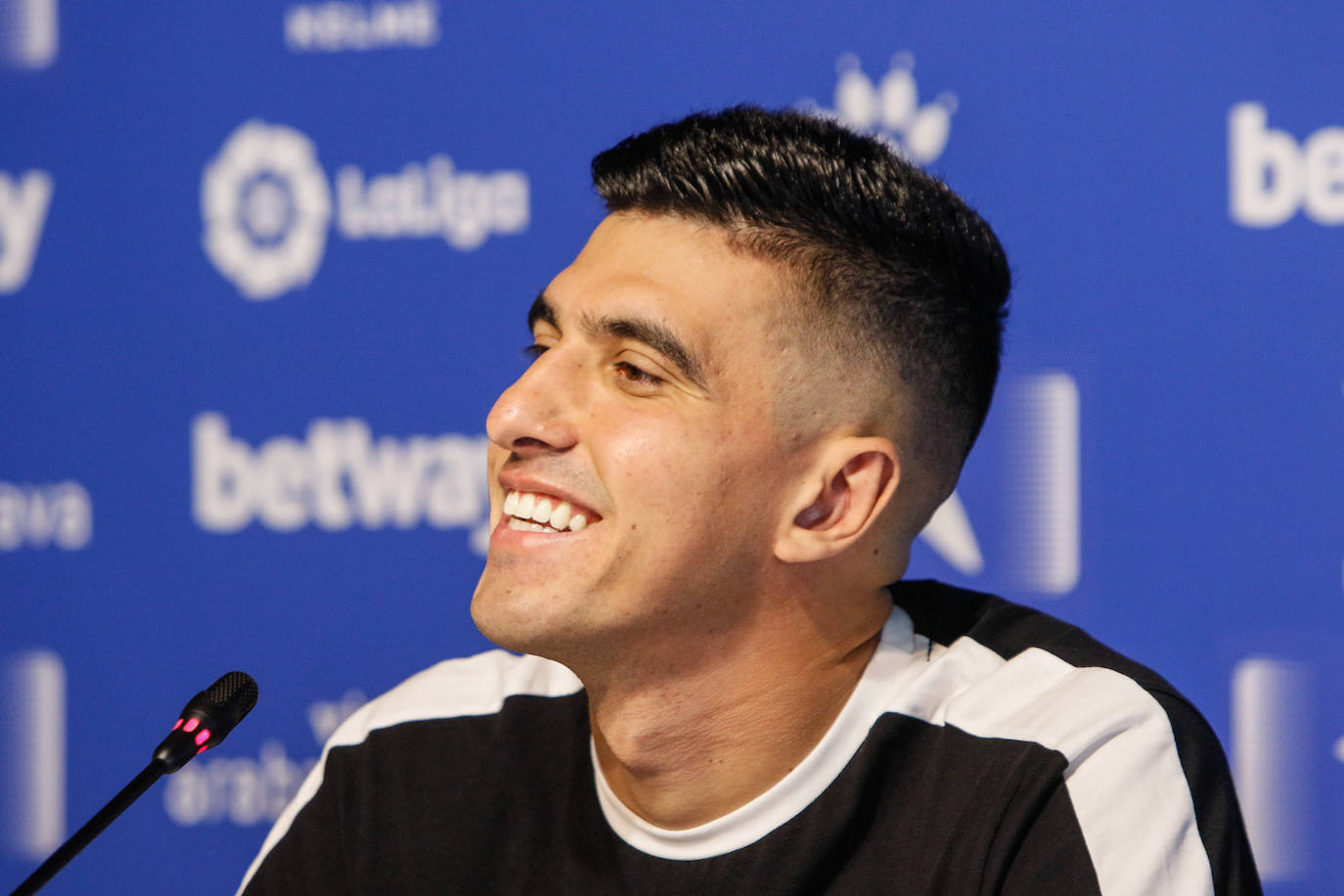 Battaglia, durante su presentación con el Alavés. 