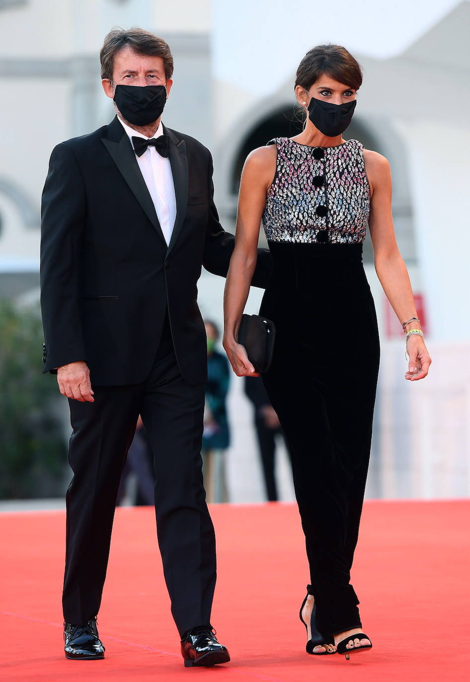 El ministro italiano de Patrimonio Cultural, Dario Franceschini (L), con su esposa Michela Di Biase