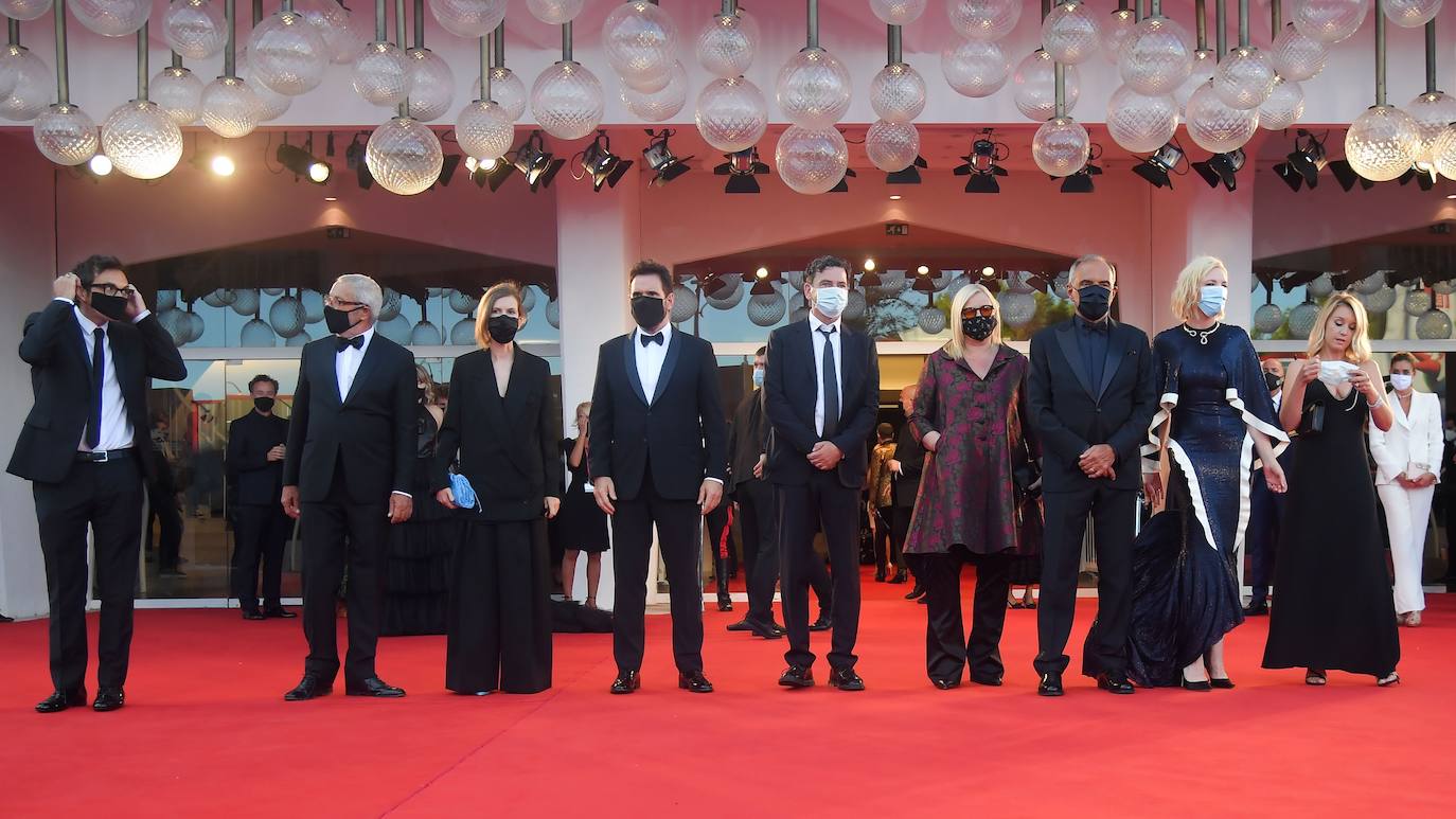 Miembro del jurado del 77 ° Festival de Cine de Venecia, el escritor italiano Nicola Lagioia, Presidente de la Bienal de Venecia, Roberto Cicutto, la directora británica Joanna Hogg, el actor estadounidense Matt Dillon, el director alemán Christian Petzold, la directora austriaca Veronika Franz, Alberto Barbera, la actriz australiana-estadounidense Cate Blanchett y Ludivine Sagnier 