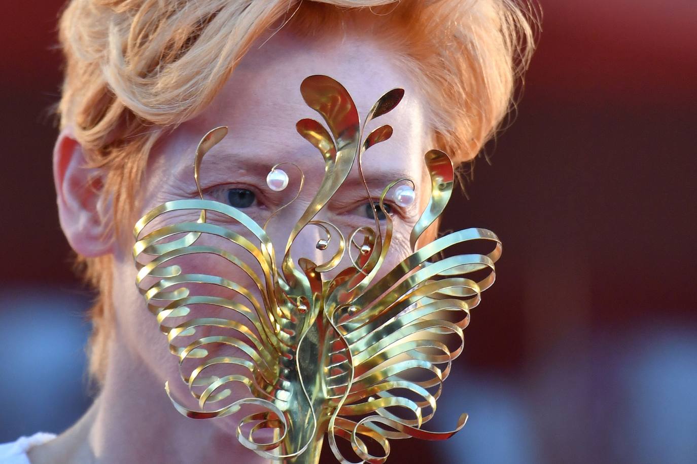 La actriz británica Tilda Swinton llega para la ceremonia de apertura y la proyección de la película "Lacci" en el día de apertura del 77 ° Festival de Cine de Venecia