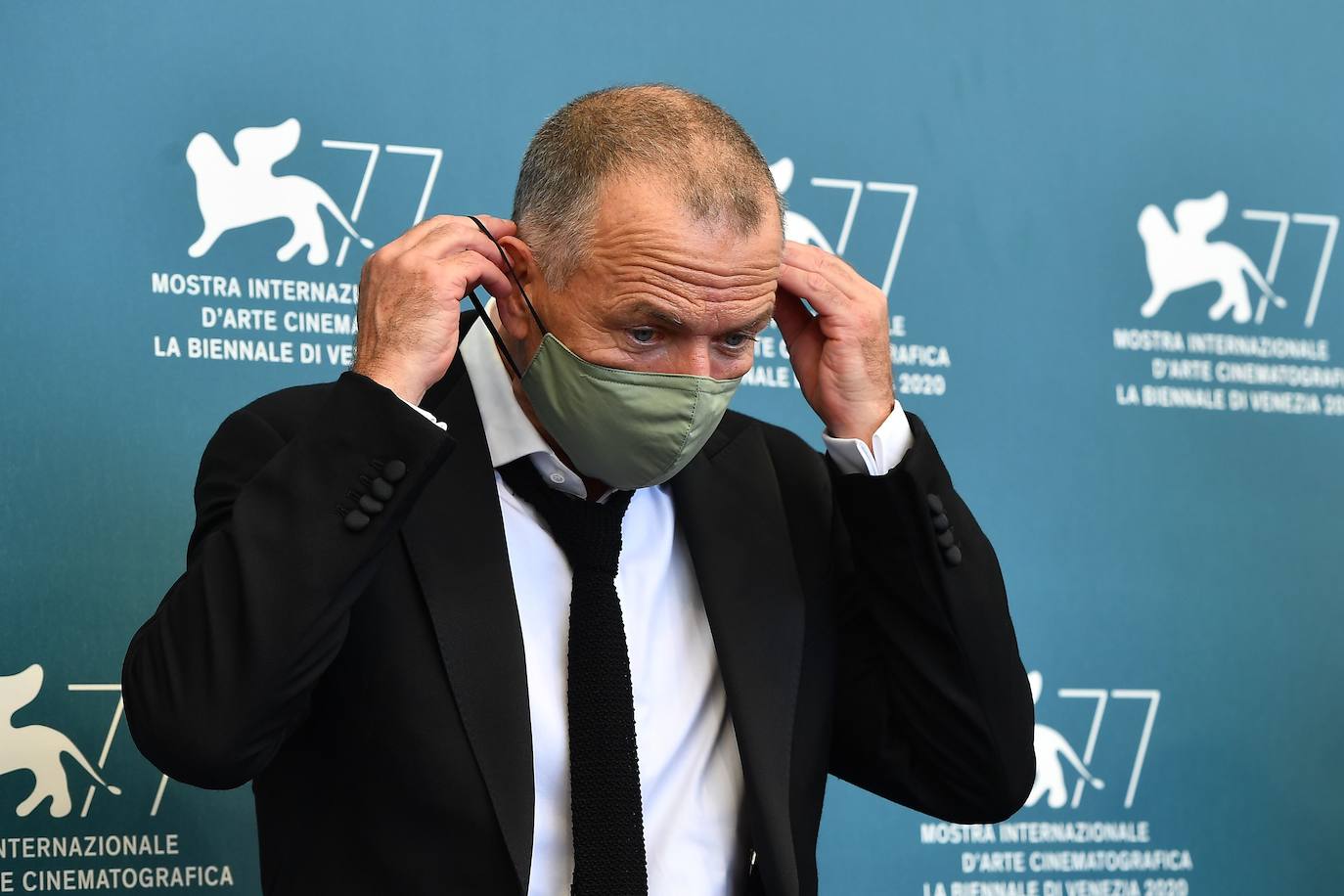 El actor holandés Raymond Thiry se pone la mascarilla durante un photocall de la película "Quo Vadis, Aida?"