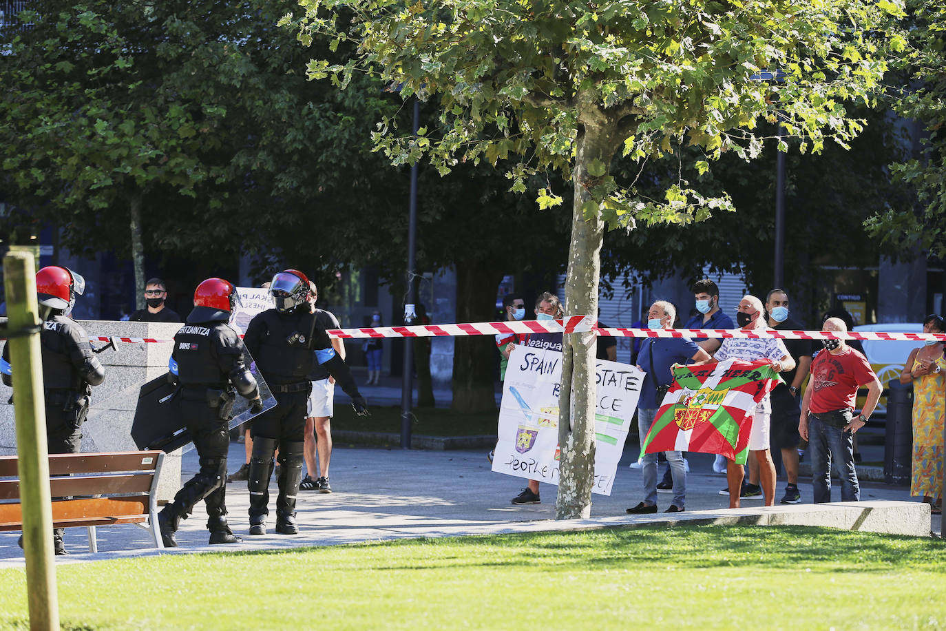 Fotos: Disturbios en Santurtzi durante un acto de Vox en Santurtzi