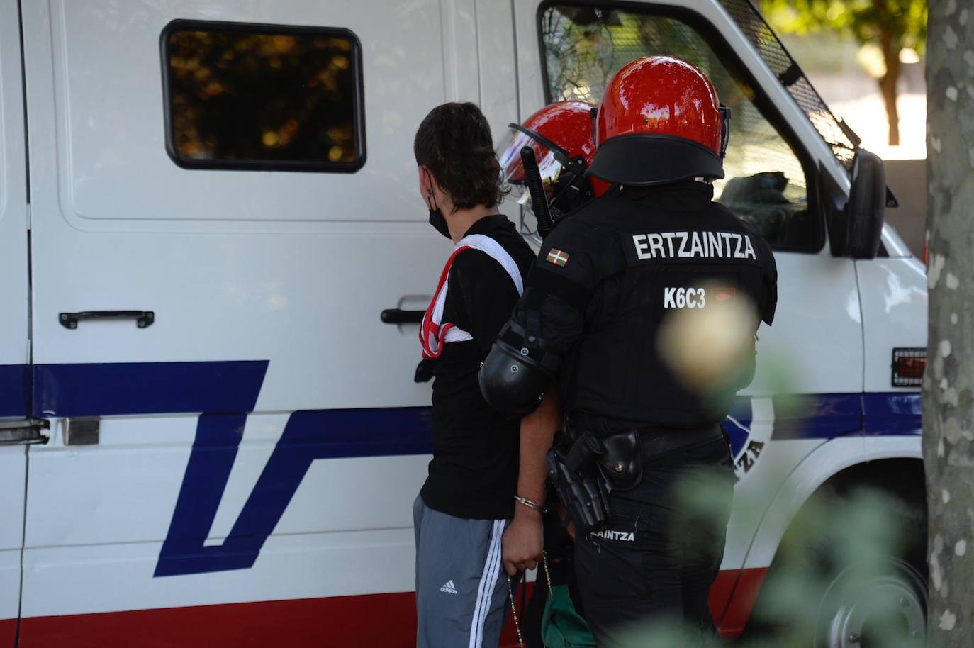 Fotos: Disturbios en Santurtzi durante un acto de Vox en Santurtzi