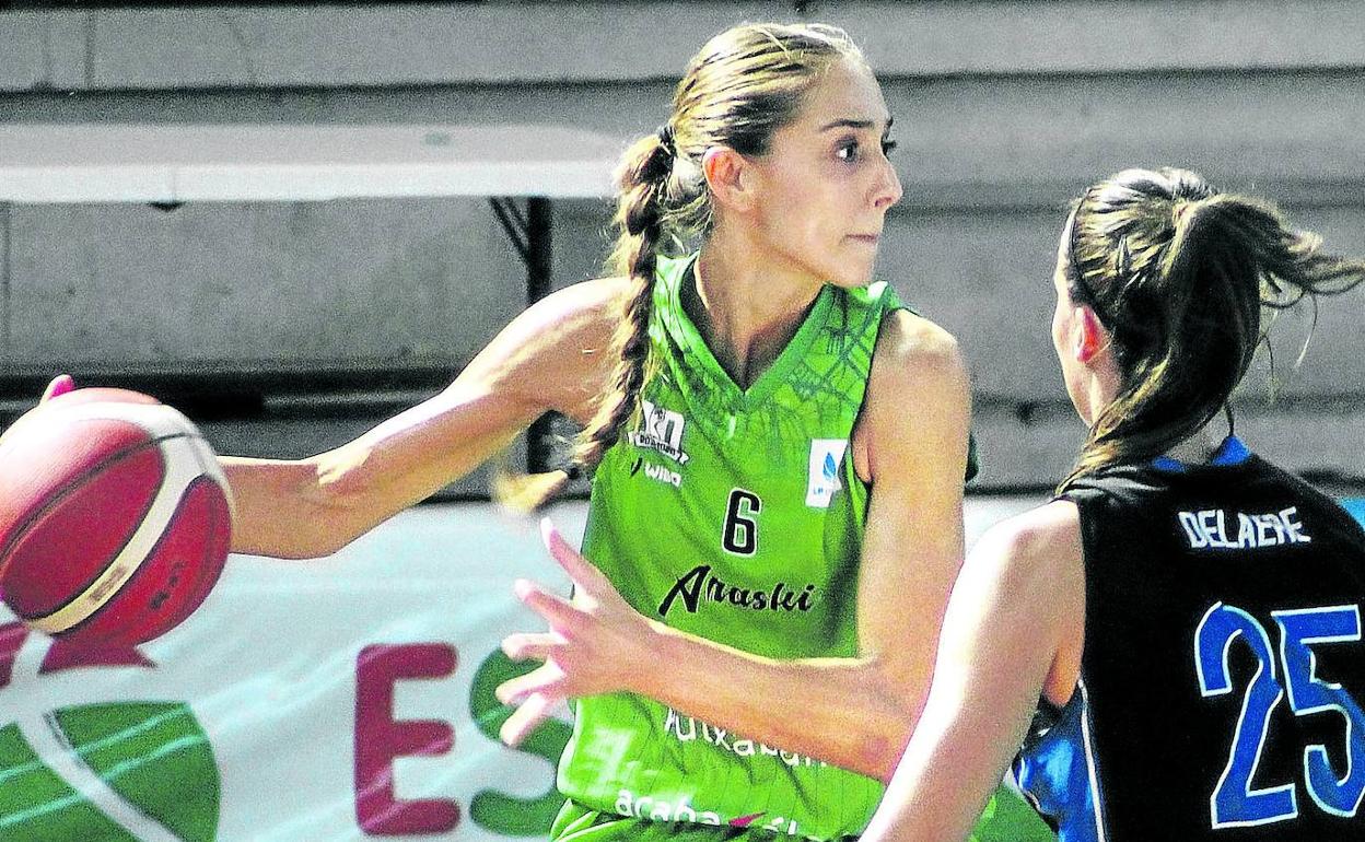 Tamara Abalde maneja la pelota ante la presión de Delaere. 