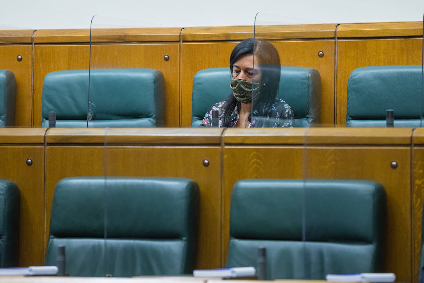 Amaia Martínez (Vox), en su escaño durante el pleno de investidura.